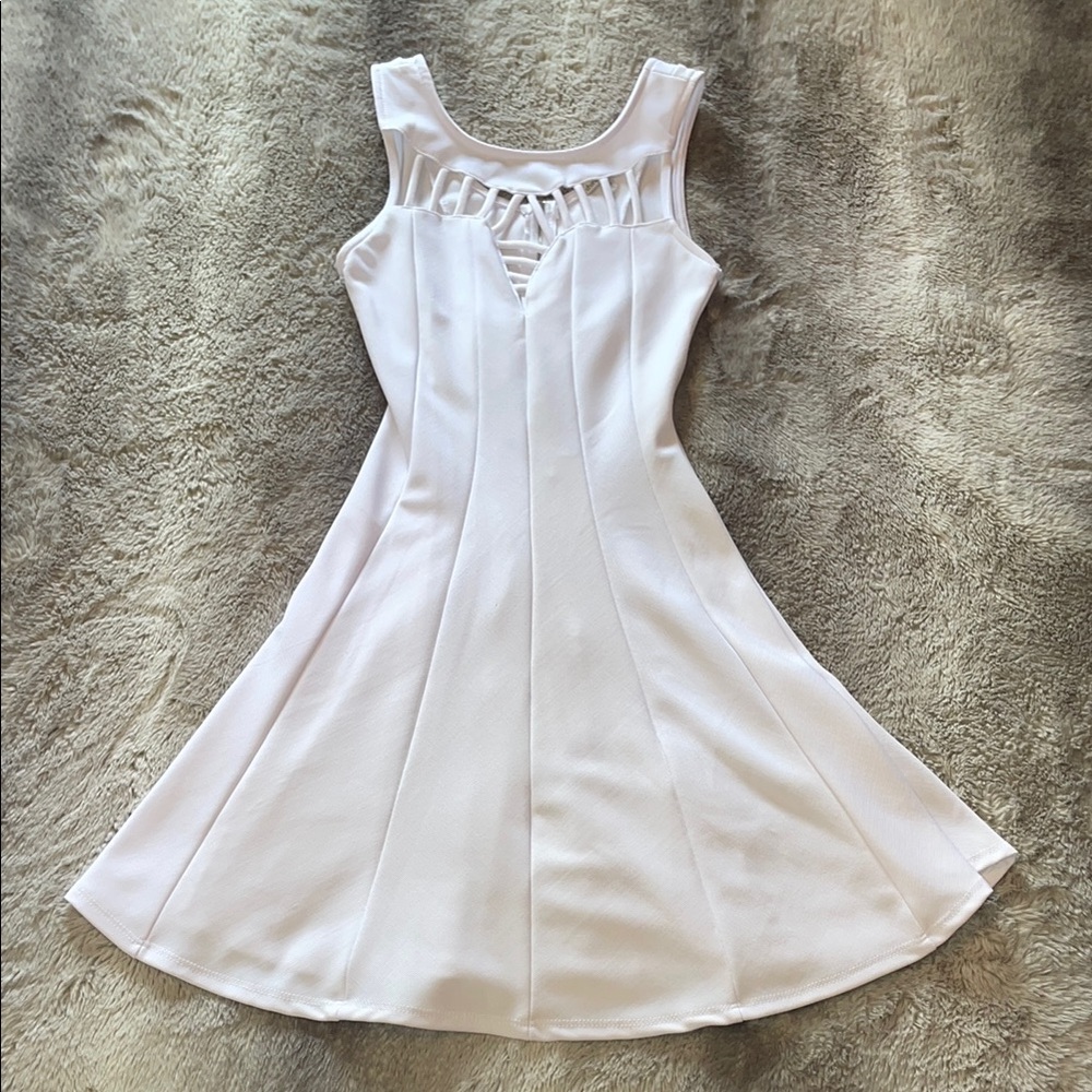 Elegant White Sleeveless Dress 🪽